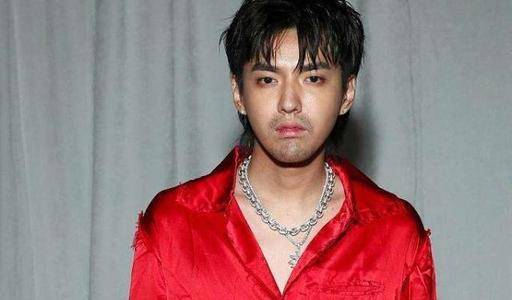 头发|吴亦凡潮流穿搭也难掩一脸憔悴，被都美竹毁了！