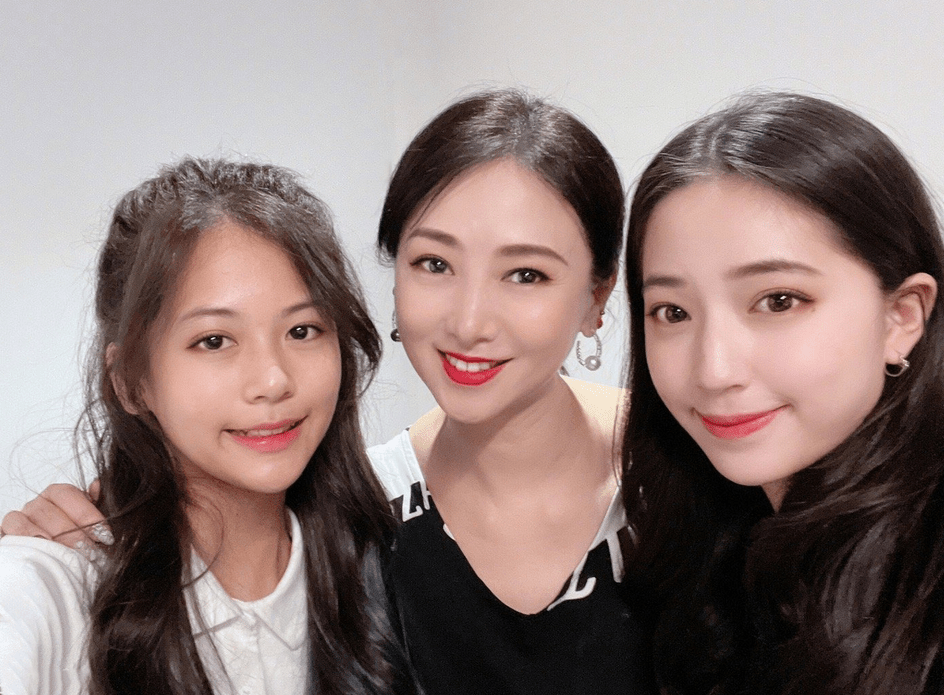 翁虹|翁虹女儿发育真好，穿POLO衫配百褶裙，13岁身高都快赶上妈妈了