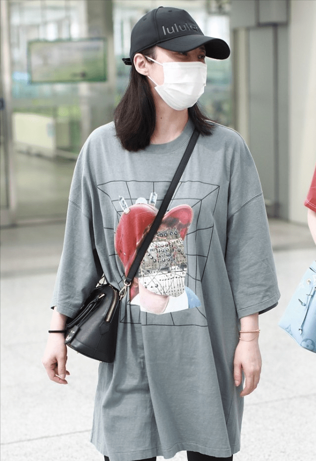 蒋勤勤|蒋勤勤穿“宅女T恤”挺时髦,紧腿裤暴露腿型,生俩娃真不一样了