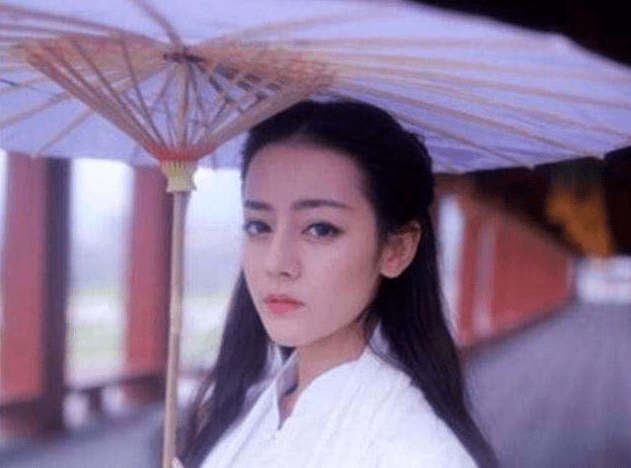样子|女星古装撑伞造型绝了!赵丽颖风格百变、杨紫清冷,热巴让人心疼!
