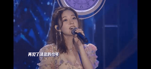 面的|冯提莫加盟闪电咖啡馆,音乐访谈讲述心路历程,粉丝互动大排面