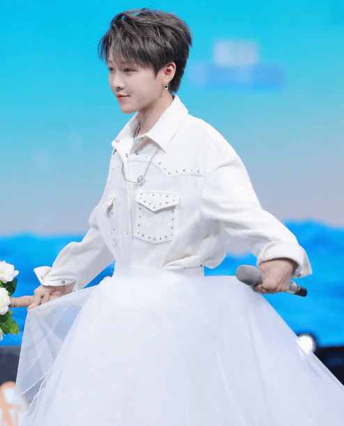 喻言很|THE9成员穿婚纱，虞书欣公主范，喻言很个性，看到她：缺新郎吗?