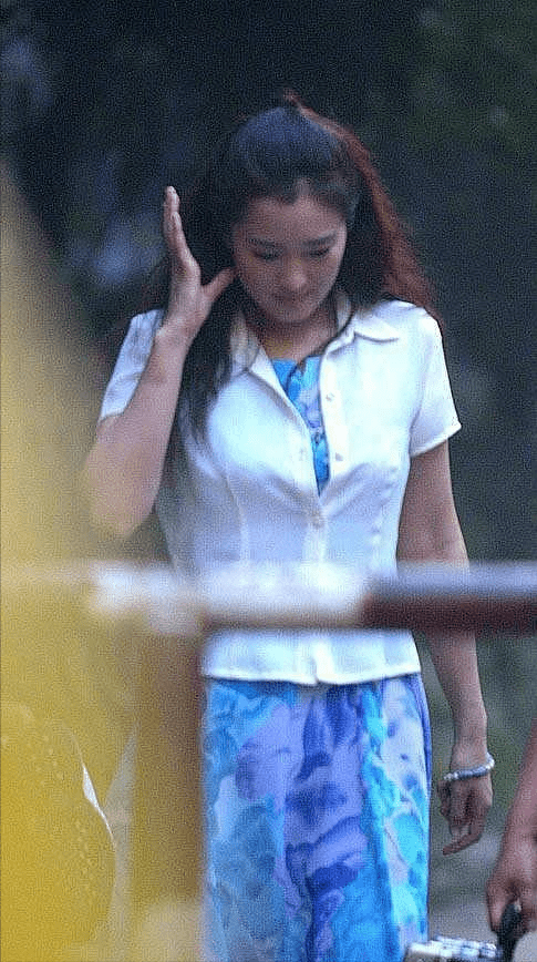 下装|年轻时的巩俐才叫“清秀”，蓝色连衣裙配白衬衫，放在现在也时髦