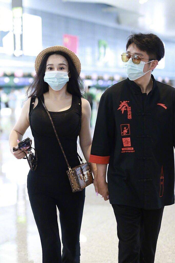 黑色|邹市明老婆身材太“辣”了，两人一身黑牵手出门，凹凸身材太抢镜