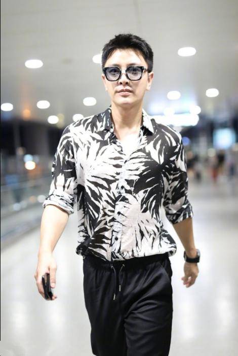 贾乃亮|贾乃亮“一个人”后变得更帅了，穿西裤高级有型，衣品杠杠的
