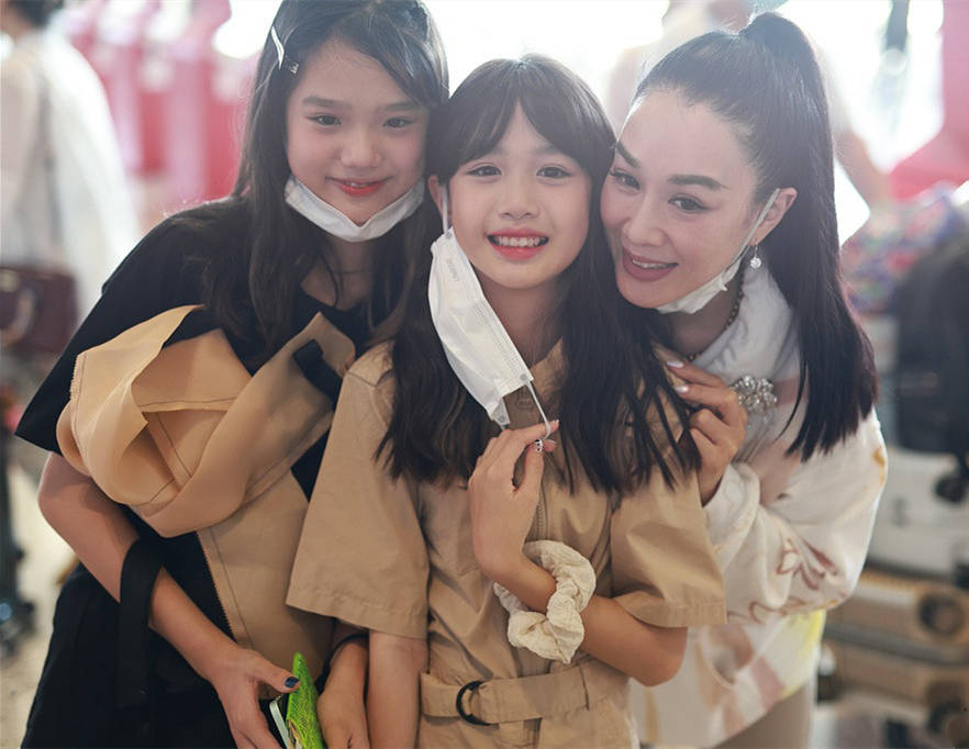 身材|钟丽缇厉害,和两个女儿出门还穿得这么少女,紧身裤配卫衣好时髦