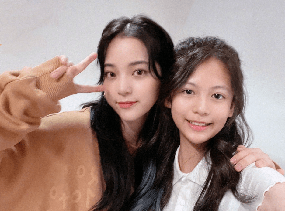 翁虹|翁虹女儿发育真好，穿POLO衫配百褶裙，13岁身高都快赶上妈妈了