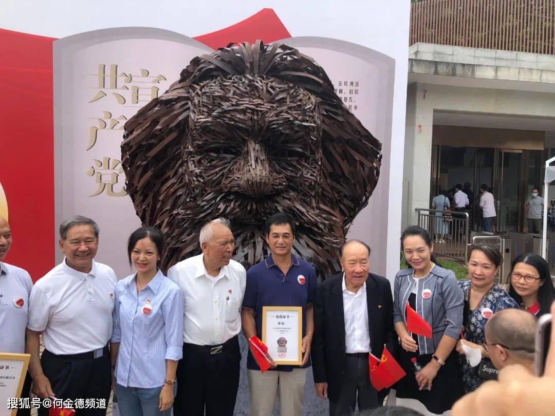 艺术|潘放《微笑的马克思》大型雕塑广州揭幕 省市领导参加 何媒专访