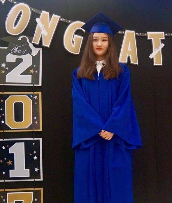 她6岁被成龙抱着上春晚,14岁却因长相被吐槽,如今现状打脸网友_陆子艺