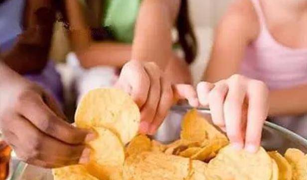 家长|孩子胃里发现一团“脏物”，父母眼中“好”零食，制作环境脏乱差