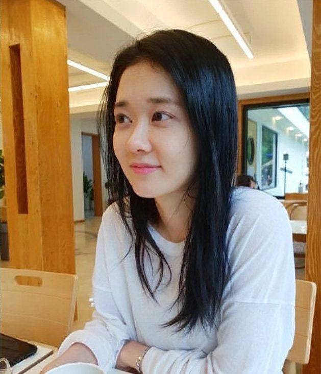 材质|张娜拉喝下午茶，穿白色长袖娃娃脸不显老，40岁老戏骨还是少女颜