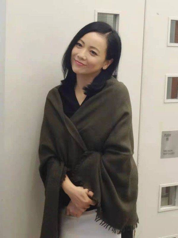 黑色|邓萃雯化浓妆也难掩皱纹，但起码是纯天然的，真实不假老的自然！