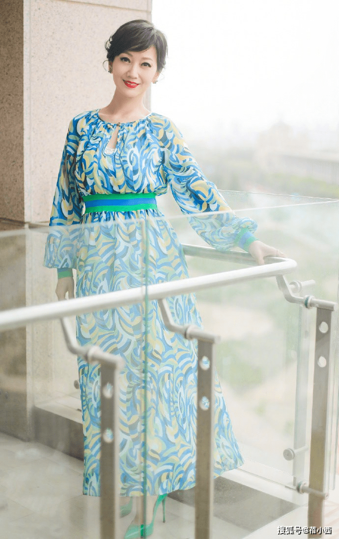 腰带|赵雅芝的穿搭才是奶奶辈该有的时髦,印花连衣裙绑腰带,气质高贵