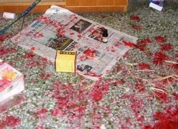 回家發現小二哈「掛了」, 場面慘烈嚇壞主人, 都是誰乾的? 萌趣萌寵 第3张
