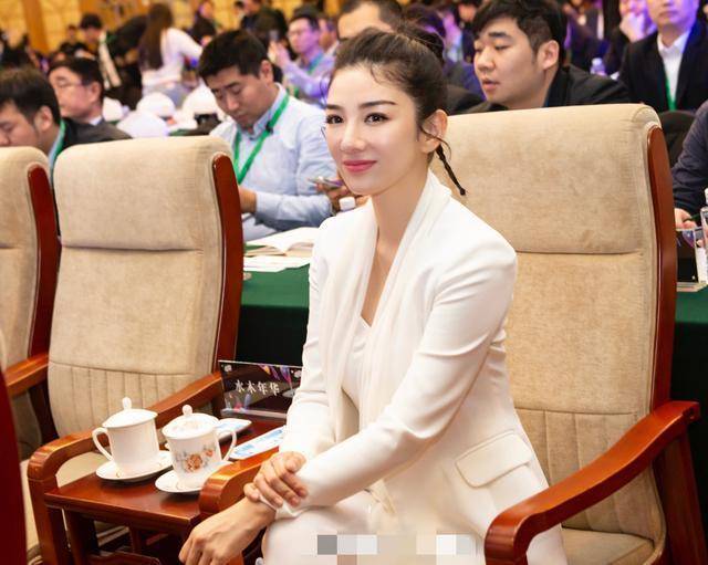 直角|43岁黄奕自嘲老要嫁人!穿白婚纱涂烈焰红唇美回巅峰,气质状态佳