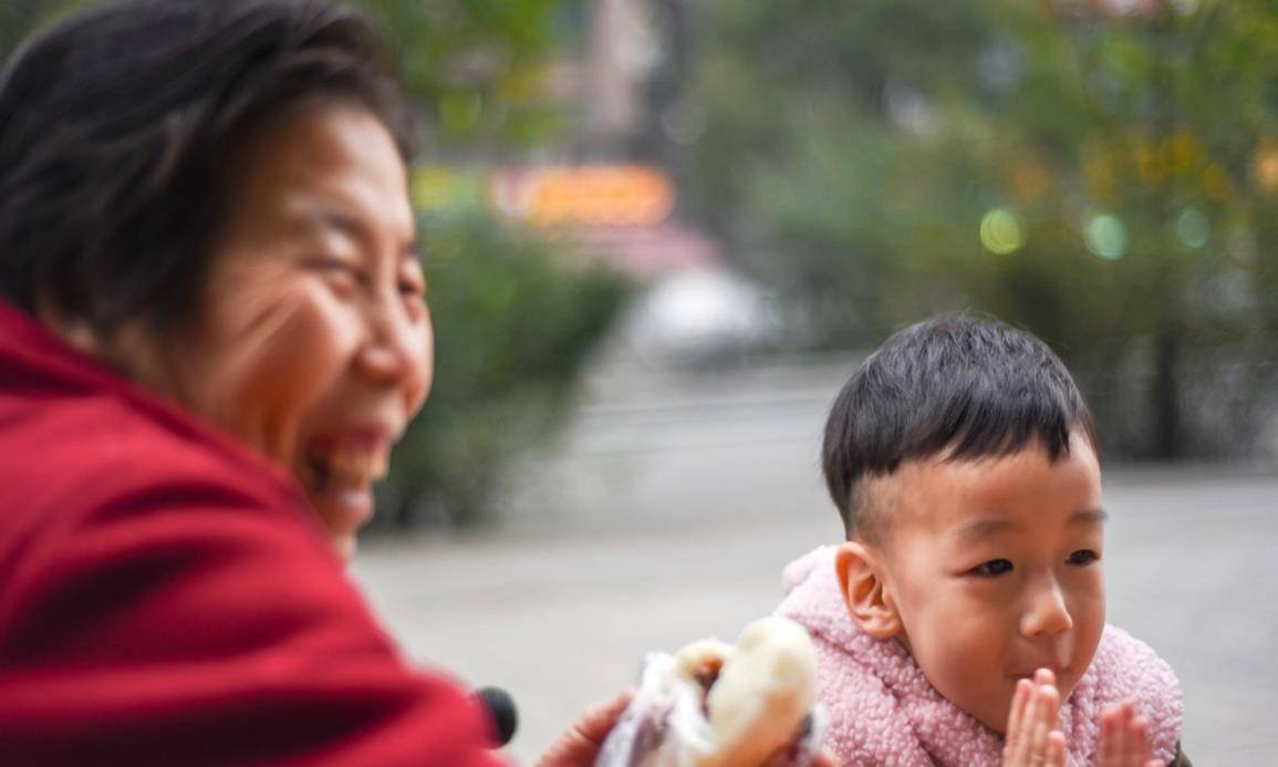 晚年生活|56岁百万存款大妈生二胎，5年过去，现状和想象中差距有点大