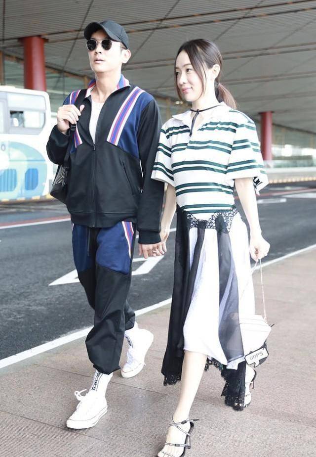 颜色|霍思燕夫妇镜头前秀恩爱,走到哪都要手牵手,还起穿同款条纹装