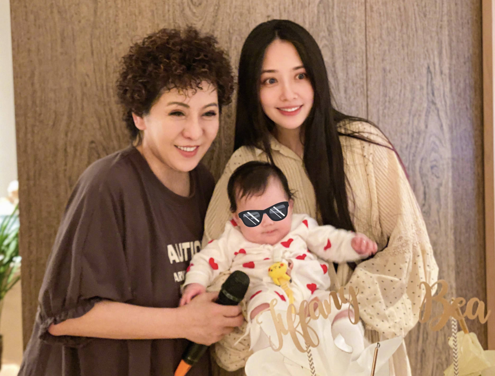 郭碧婷|向佐晒一家人合影,郭碧婷穿家居服素颜也靓丽,向太瘦出了尖下巴