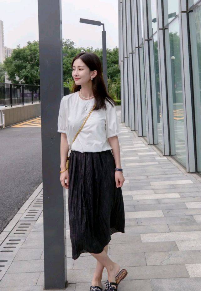 女生|怎么打扮才能变成温柔女孩？合理搭配半身裙，轻松呈现温柔气质