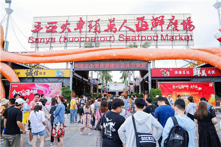 全媒体采访团探访三亚火车头万人海鲜广场在这放心吃不用担心短斤缺两