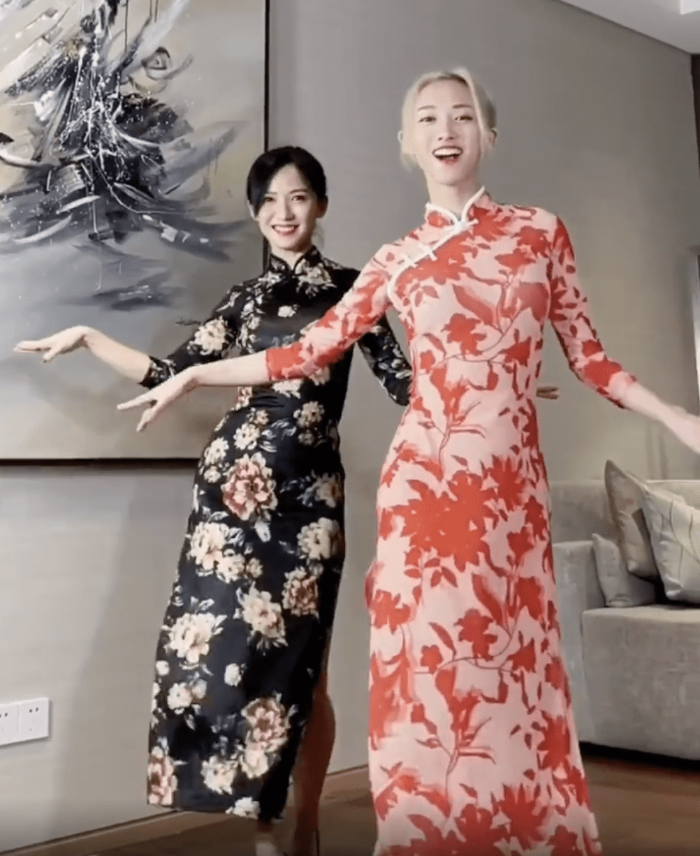 年龄段|祖孙三人同穿旗袍跳舞，孙女时髦妈妈气质，还是67岁外婆最有韵味