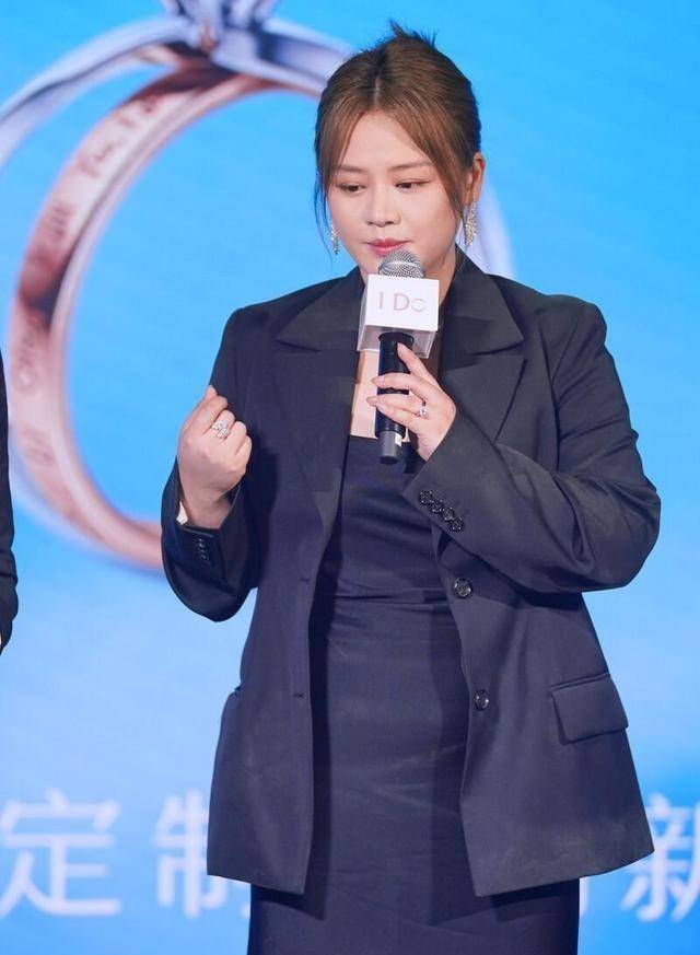 活动|马思纯身材有点控不住，出席活动要穿加大号西装，赘肉快遮不住了