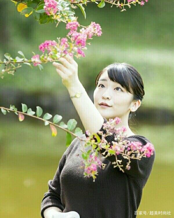 公主|日本王室为真子公主庆生！她穿毛衣配伞裙，29岁了婚礼还在延迟