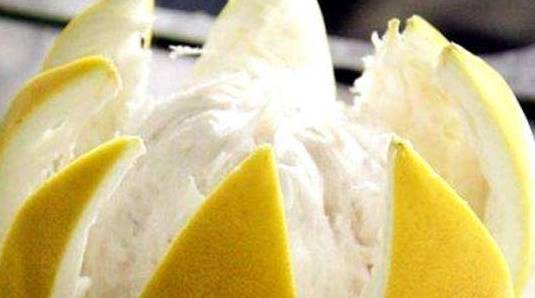 柚子吃完柚子皮别再扔掉 用来煮水 可以解决很多人的困扰 水果