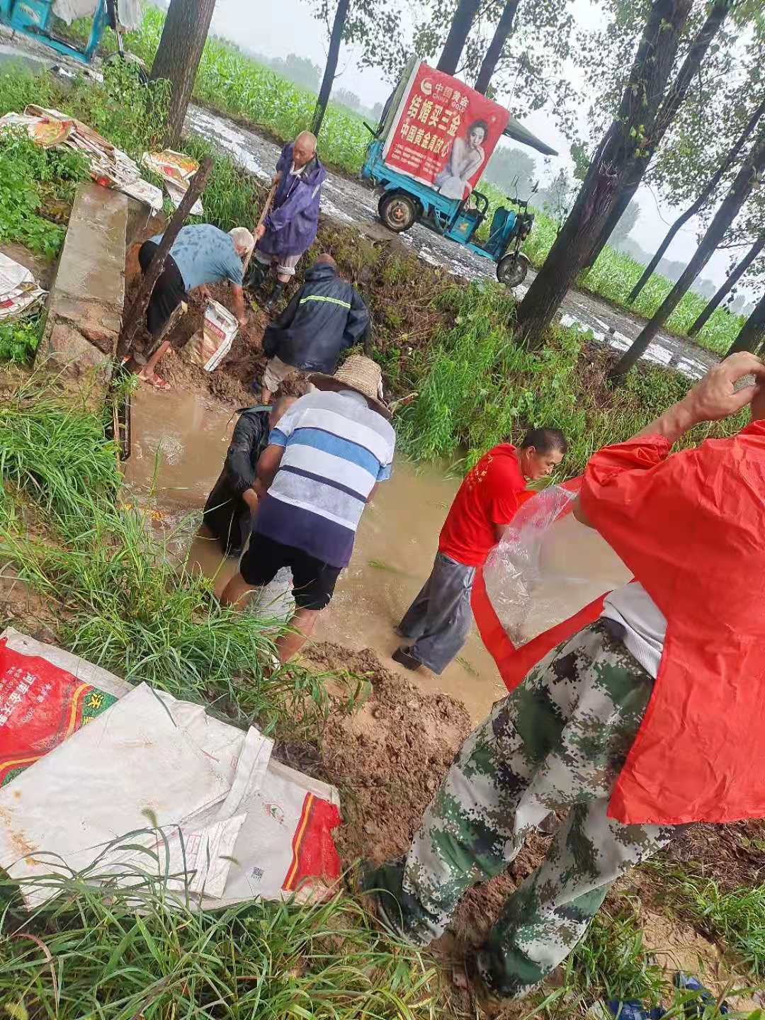 的带头作用冒雨检查水库水位和村庄中桥梁道路和粮食作物受损情况