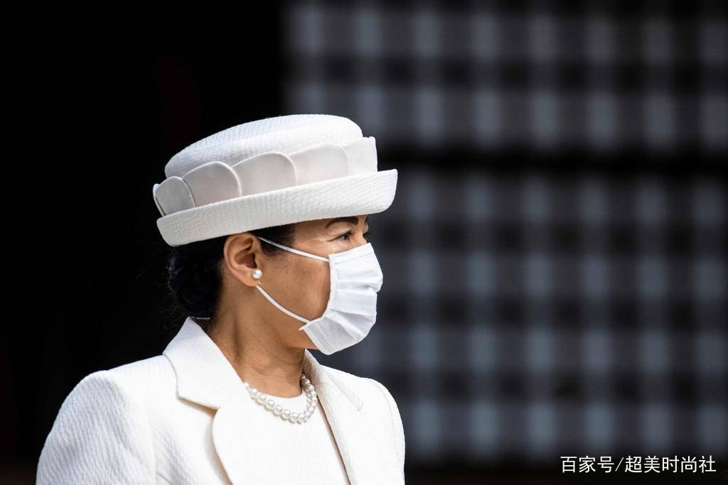 配饰|日本雅子皇后穿一身白亮相,戴珍珠配饰显优雅,被86岁婆婆抢风头