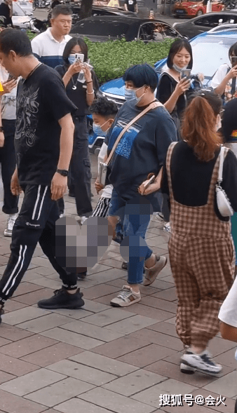 汾阳|郭德纲老婆带娃上班被偷拍，一头绿发身材圆润，六岁儿子身高惊人