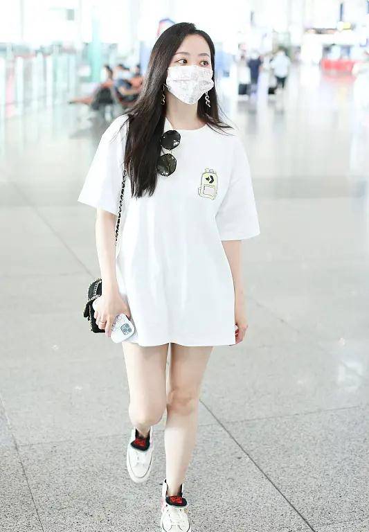 身材|张靓颖瘦了真高调，穿大码T恤玩失踪走机场，竹竿腿身材变化大