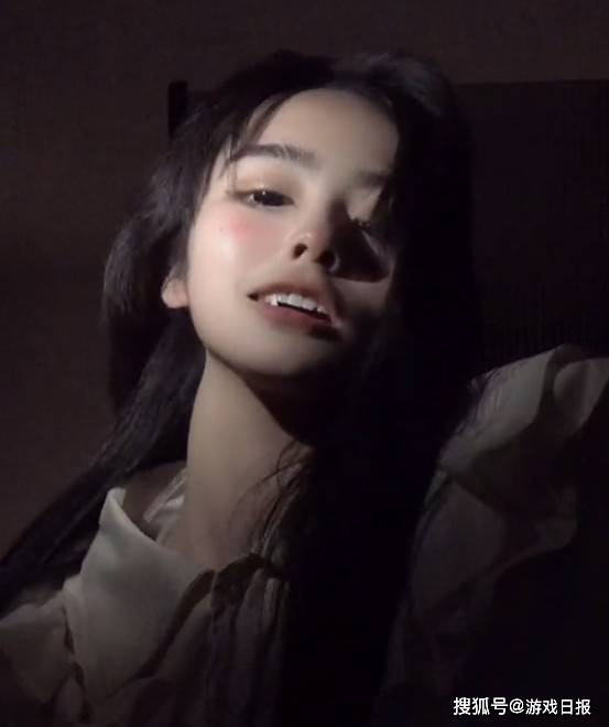 首先外观,安妮的样貌非常可爱,尤其是张嘴一对虎牙非常有辨识度,让