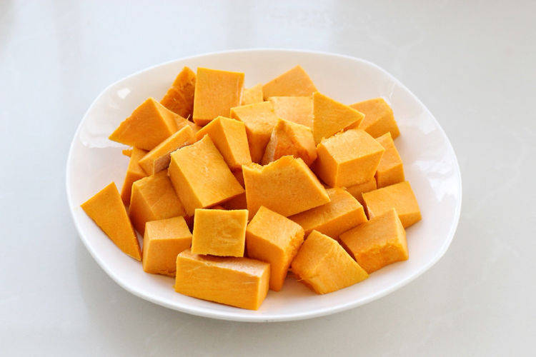 1.将南瓜去皮后切成小块,装盘上锅蒸熟,我用的高压锅,也可以用微波炉.