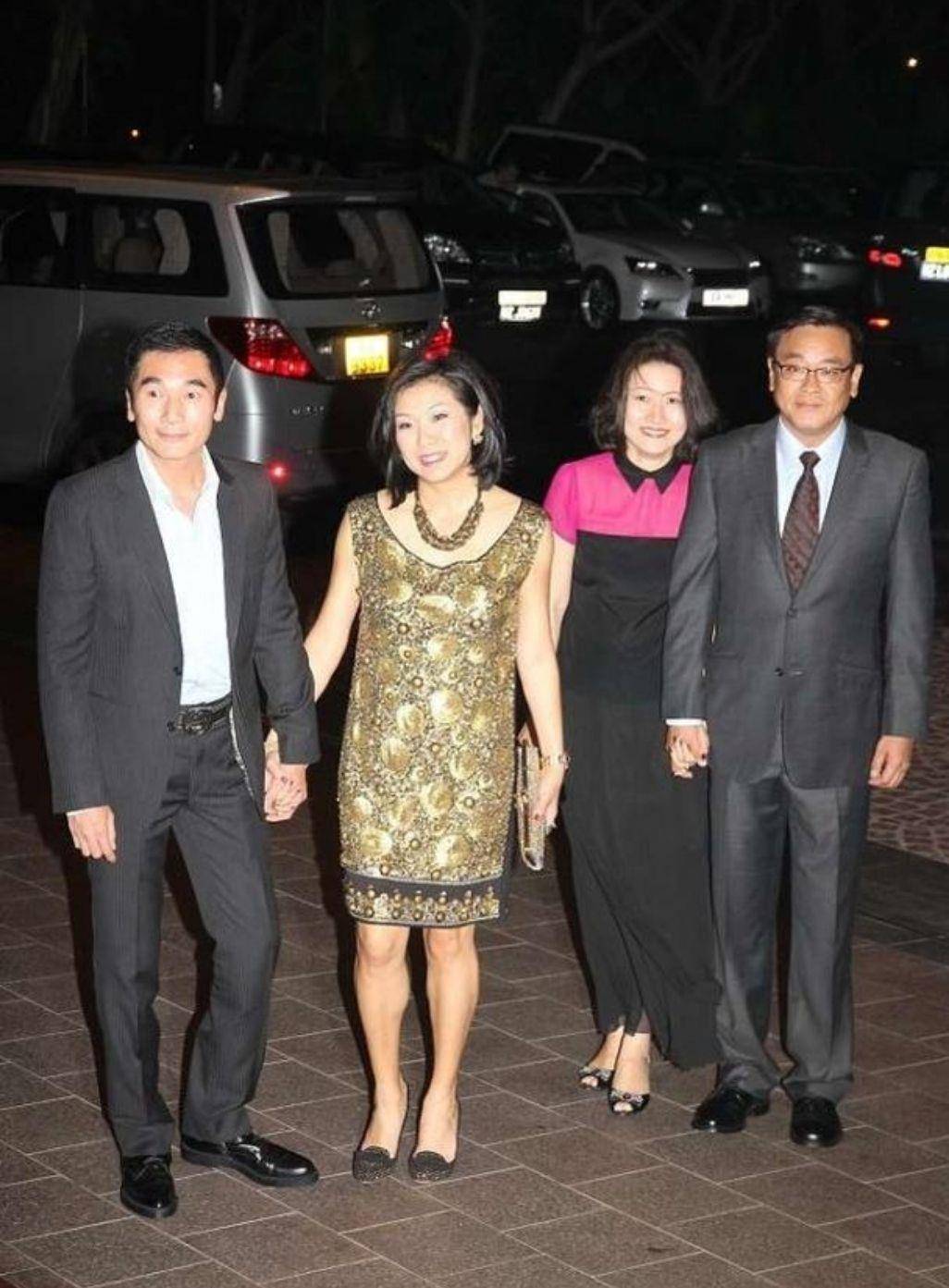 方中信携港姐老婆亮相两人结婚十多年恩爱如旧出门都十指紧扣