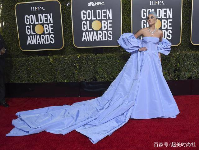 内衣|外穿内衣露出胖肚子，Gaga身材大变样，自律女神开始放飞自我