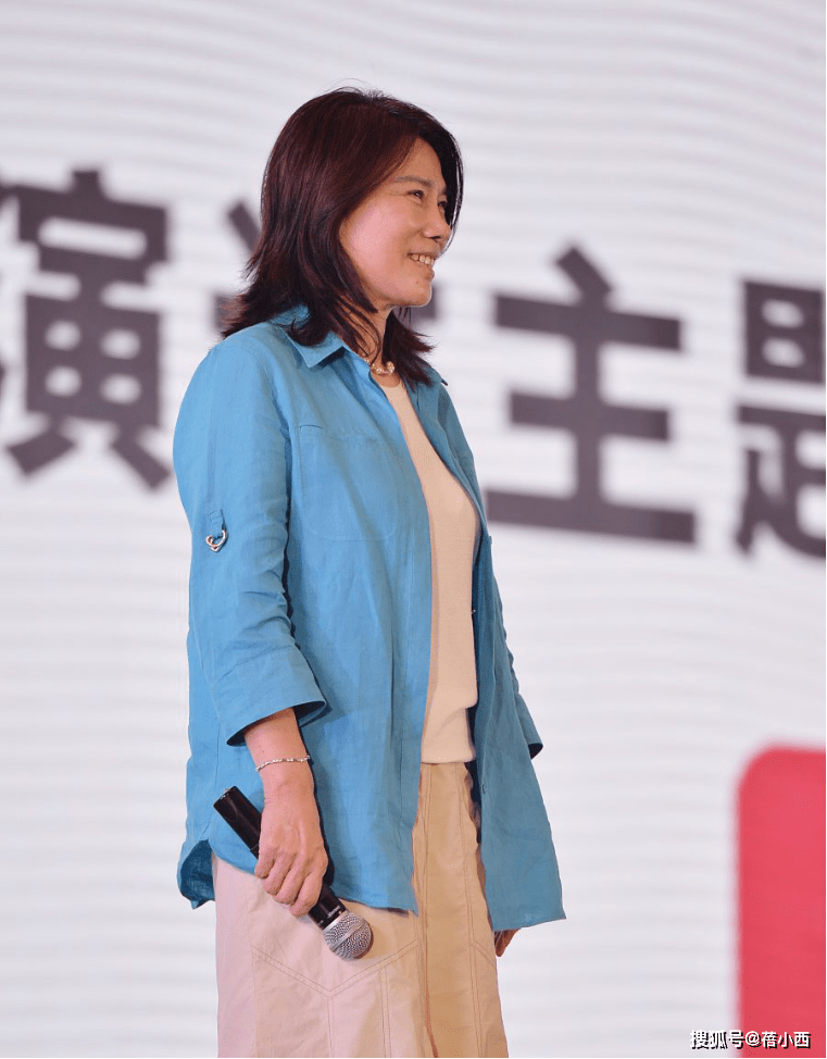 工装裤|董明珠越老越有时尚感,把衬衫当做外套来穿,再配白色内搭超减龄