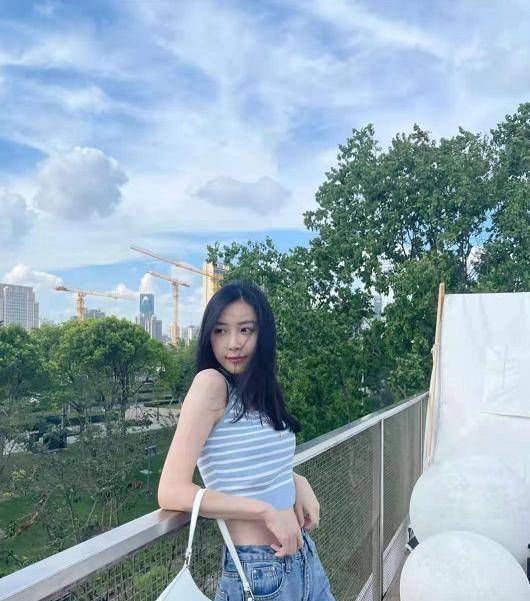 成功|潘玮柏老婆晒照片辟谣怀孕！穿背心秀身材，小腹很平无凸起！