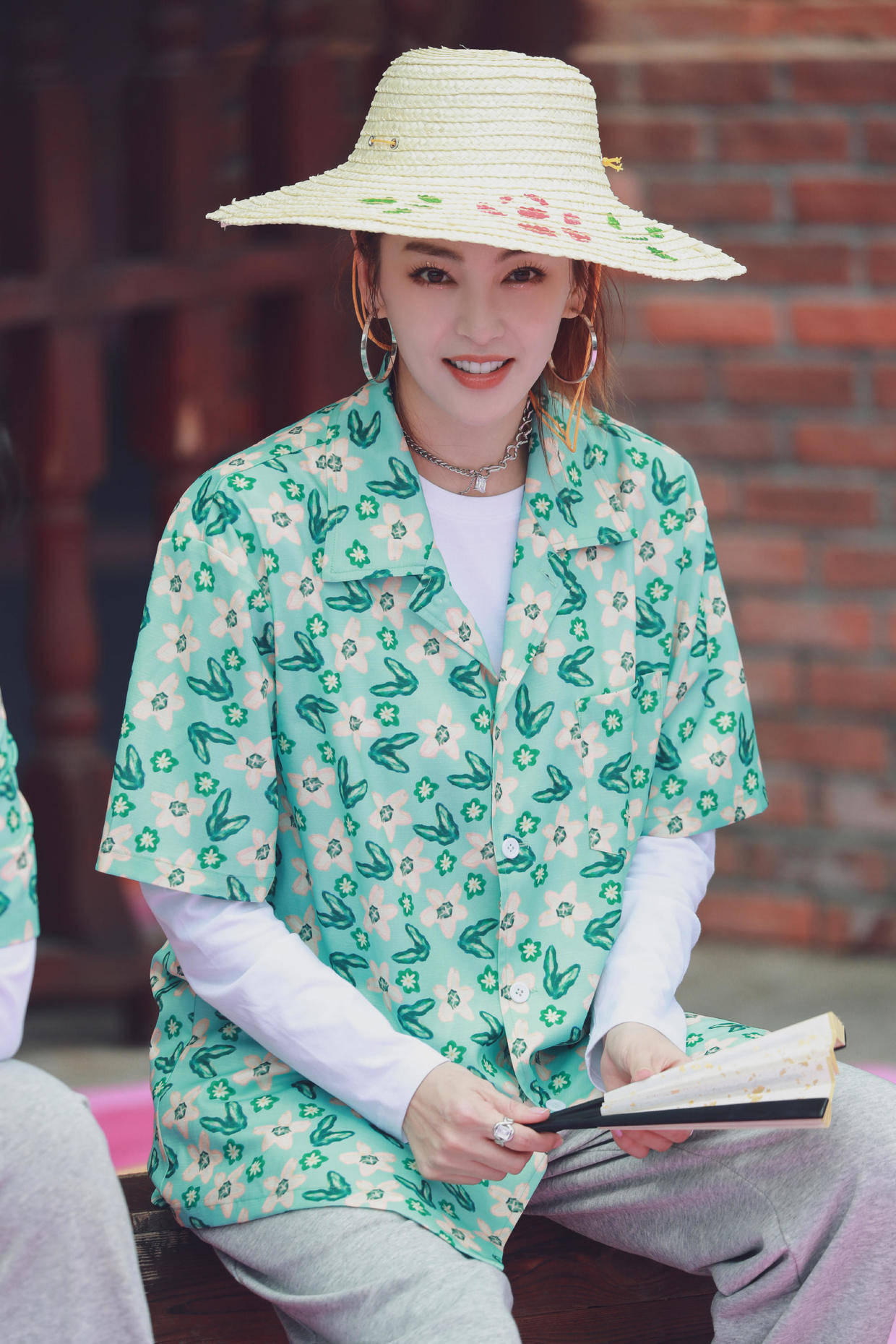 女王|张雨绮又展现“女王范”，一袭鎏金抹胸礼服华丽高贵，自信又张扬