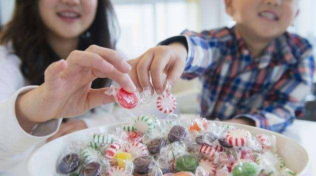 关系|孩子从小吃零食和“不吃零食”，成年后差别巨大，对照下就发现