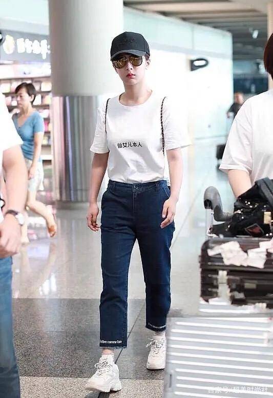 全无|时尚博主评杨紫为最丑硬照女星，穿白衬衫显土气，整容后气质全无