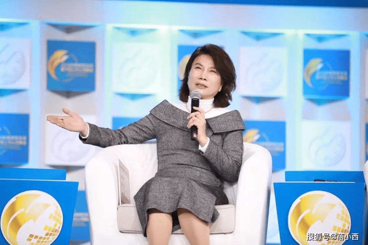 工装裤|董明珠越老越有时尚感,把衬衫当做外套来穿,再配白色内搭超减龄