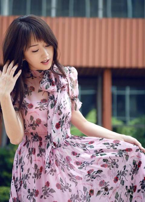 女生|杨钰莹终于“扮嫩”成功，一袭白色礼服温婉可爱，扎丸子头像少女！