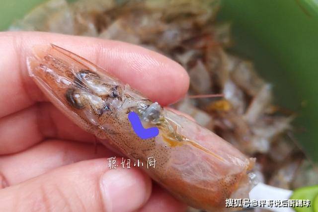 我家吃虾,虾头虾壳从来不扔,做成调味料,又鲜又香,夏季必备