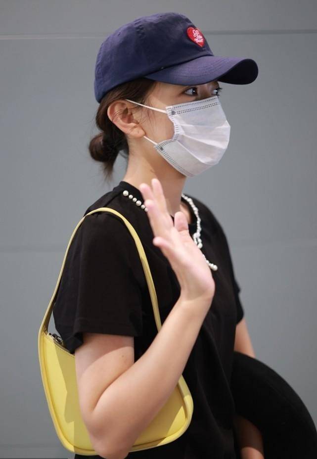 感觉|梁洁一身男友装走机场，洒脱搭配很低调，感觉还挺普通的，很真实