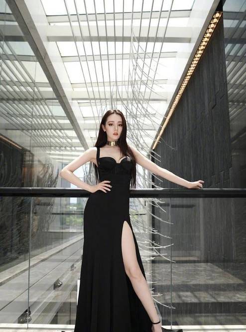 显得|杨紫热巴同穿小黑裙，年龄相同气质却千差万别，一个美艳一个可爱！