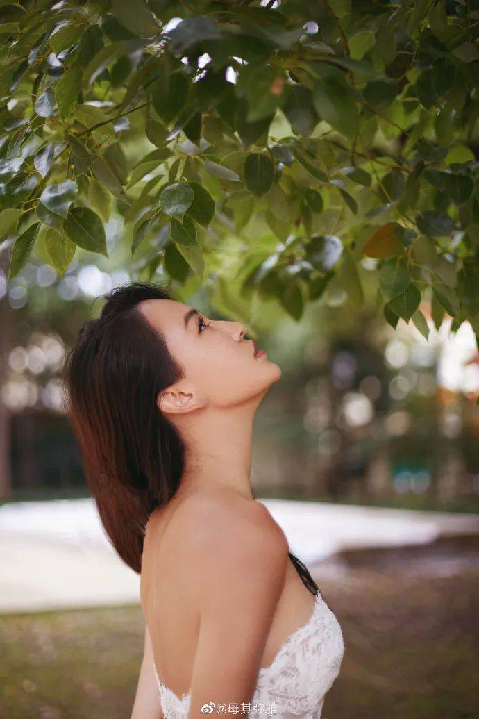 斑点|母其弥雅穿抹胸长裙超美艳!雪肤白嫩太性感撩人