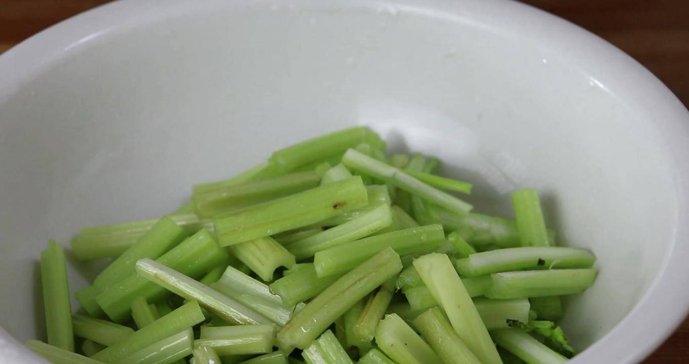 西芹菜怎么做最好吃 cf1321c9a5d644248604151644911c7b.jpeg