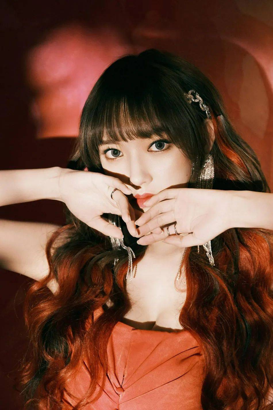 程潇|程潇穿抹胸红色小短裙大秀美背！雪肤娇嫩太性感撩人