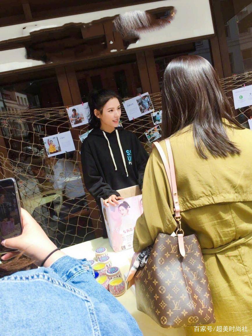 张予曦|王思聪前女友张予曦，现身伦敦同框女王，身穿旗袍大秀东方美